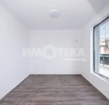 Снимка 4 — Двустаен апартамент с панорамна тераса в Кършияка, Пловдив