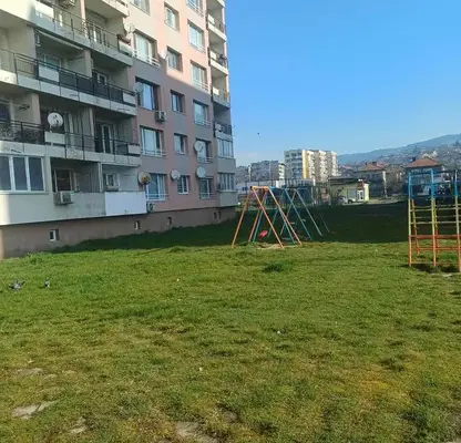 Снимка 2 — Двустаен апартамент в Радомир, ж.к. Тракия с асансьор