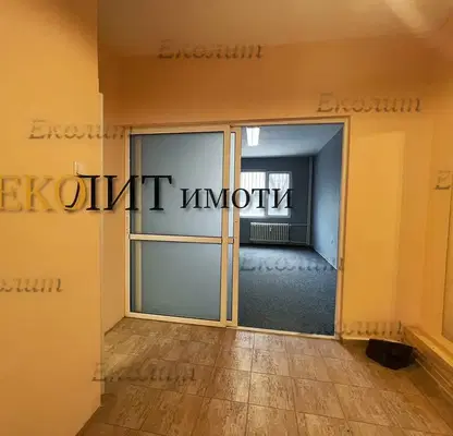 Снимка 4 — Двустаен апартамент с паркомясто в Център, София