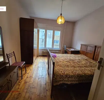 Снимка 3 — Тристаен апартамент в Център, ул. Парчевич, 3-ти етаж