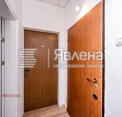Снимка 3 — 4-стаен апартамент в Център с тераса и гледка към двор
