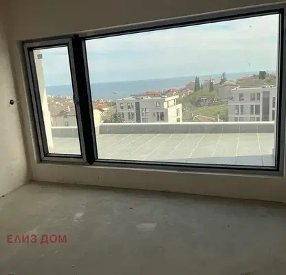 Снимка 3 — Тристаен апартамент с морска панорама в Бриз, Варна