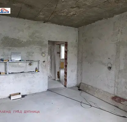 Снимка 4 — Просторен 3-стаен етаж от къща в Дупница с три тераси