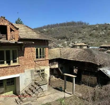 Photo 3 — House in Tyrgovishte, Gyrchinovo