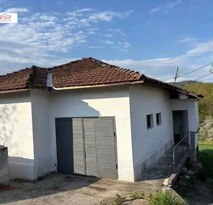 Снимка 2 — Двуетажна къща с гараж и тераса в с. Райновци, обл. Габрово