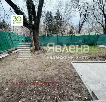 Снимка 3 — Къща с 6 стаи и двор в центъра на Варна, Червен площад