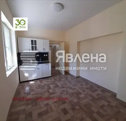 Снимка 5 — Къща с 6 стаи и двор в центъра на Варна, Червен площад