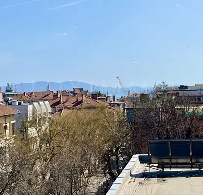Снимка 4 — Тристаен апартамент с три изложение в центъра на Бургас