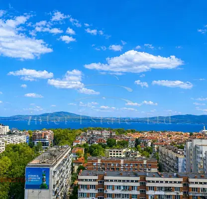 Снимка 3 — Просторен 4-стаен апартамент с морска панорама в Център, Бургас