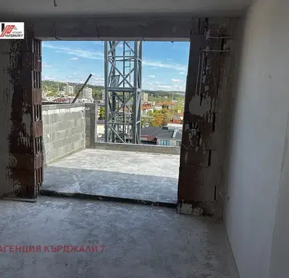 Снимка 4 — Двустаен апартамент в Кърджали, Център