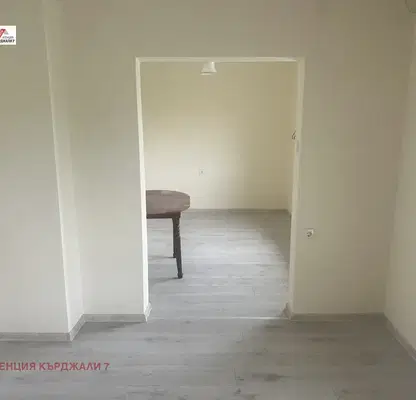 Снимка 3 — Двустаен апартамент в Кърджали, Център