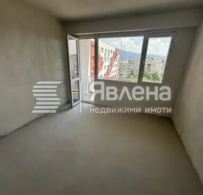 Снимка 2 — Тристаен апартамент в Перник, Изток
