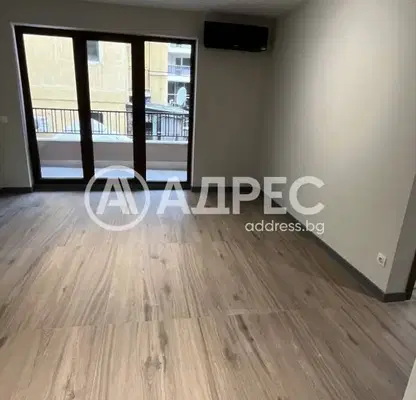 Снимка 2 — Тристаен апартамент в Център на София с тераса