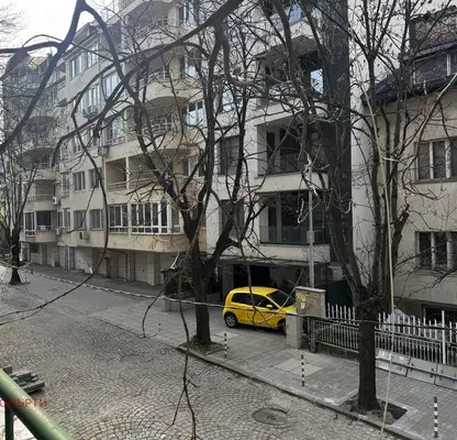Снимка 4 — Четиристаен апартамент в Център, пл. Руски паметник с три балкона