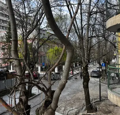 Снимка 5 — Четиристаен апартамент в Център, пл. Руски паметник с три балкона