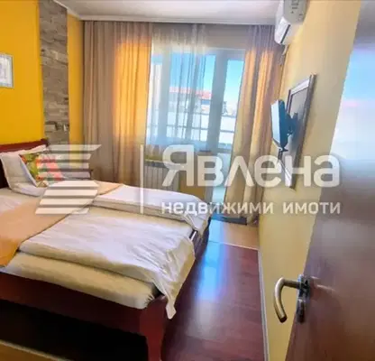 Снимка 4 — Двустаен апартамент с две тераси в Център, София