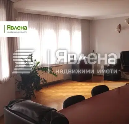 Снимка 2 — Просторен 4-стаен апартамент с паркинг в Център, София