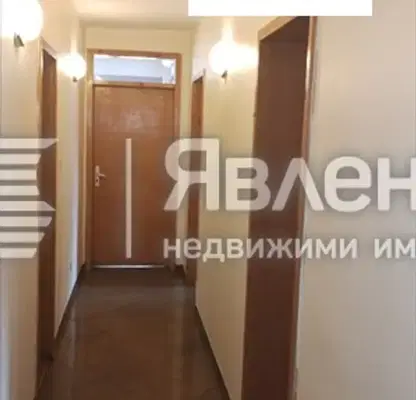 Снимка 4 — Просторен 4-стаен апартамент с паркинг в Център, София