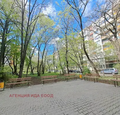 Снимка 2 — Тристаен апартамент в Света Троица с източно изложение