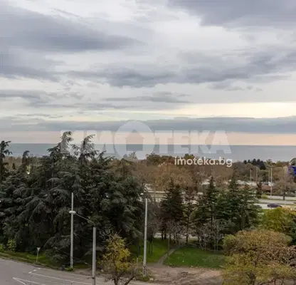 Снимка 2 — Тристаен апартамент с морска панорама в Бриз, Варна
