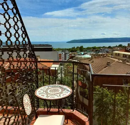 Снимка 2 — Тристаен апартамент с морска панорама в Бриз, Варна