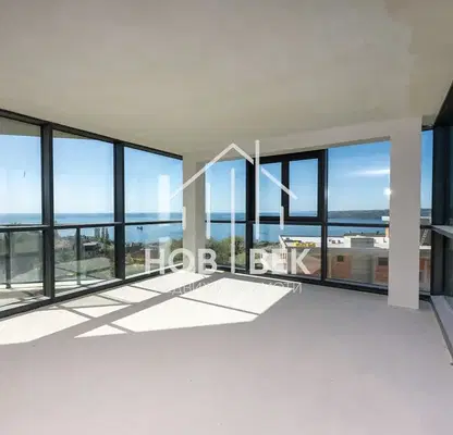 Снимка 4 — Просторен 4-стаен апартамент с морска панорама в Бриз, Варна