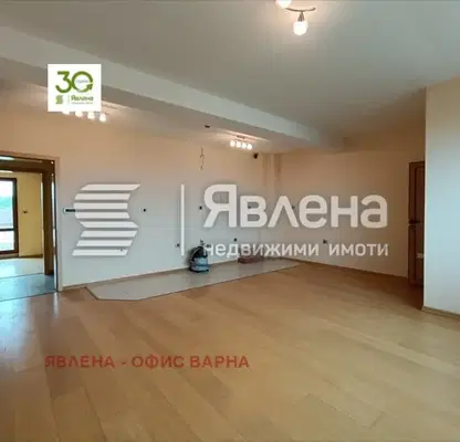 Снимка 2 — Тристаен апартамент във Варна, Галата
