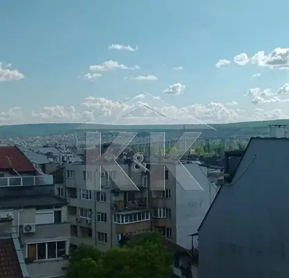 Снимка 5 — Тристаен апартамент с панорамна гледка в Погреби, Варна