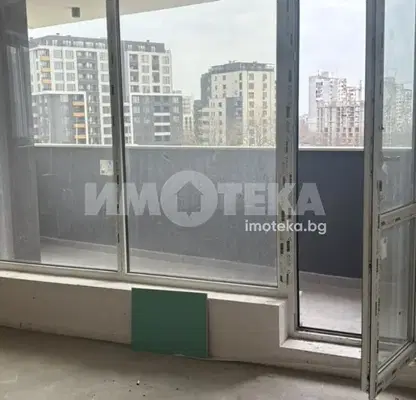 Снимка 2 — Двустаен апартамент в Възраждане 1 с асансьор и близост до парк