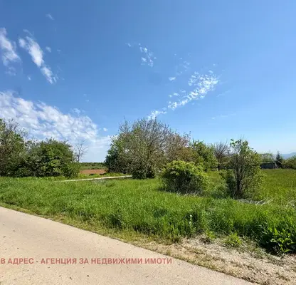Снимка 4 — Парцел в Търговище, с. Момино