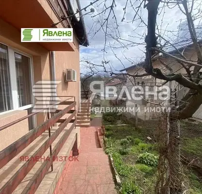 Снимка 3 — Триетажна къща с гараж и панорамна гледка в Банкя
