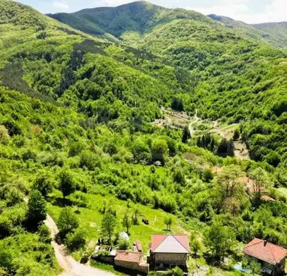 Снимка 2 — Къща с 3 терена в квартал Ябълка, Габрово с панорамна гледка