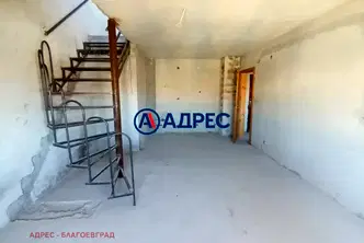 Тристаен апартамент в Благоев, Еленово 2