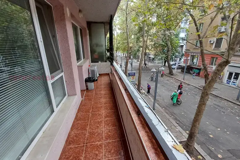 2-стаен апартамент с тераса в Център, Бургас, ул. Александровска