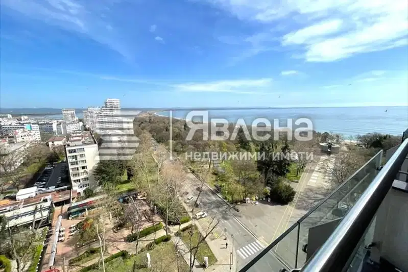 4-стаен апартамент с панорамна гледка в Лазур, Бургас