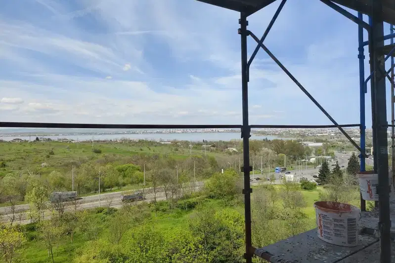 Тристаен апартамент с две тераси в Меден рудник, Бургас