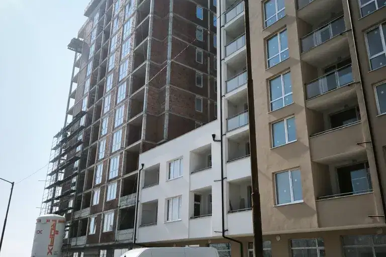 Тристаен апартамент с две тераси в Меден рудник, Бургас