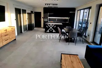 Тристаен апартамент 138 кв.м в Сарафово с тераса и море