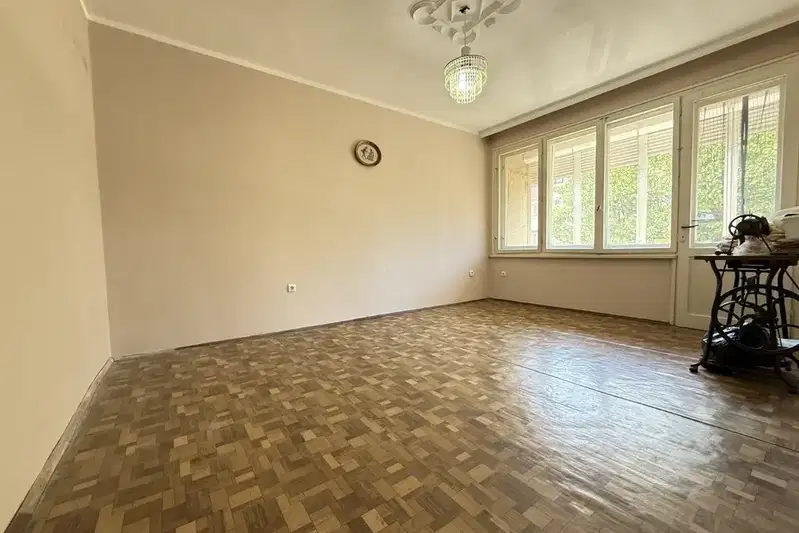 Тристаен апартамент с три тераси в Възраждане, Бургас