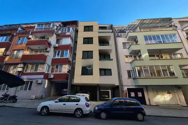 Тристаен апартамент с две тераси в кв. Възраждане, Бургас