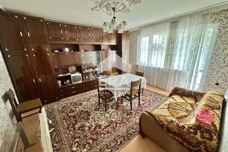 Тристаен апартамент в Добрич, Строител
