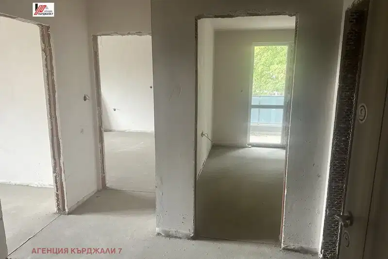 Тристаен апартамент в Кърджали, Център