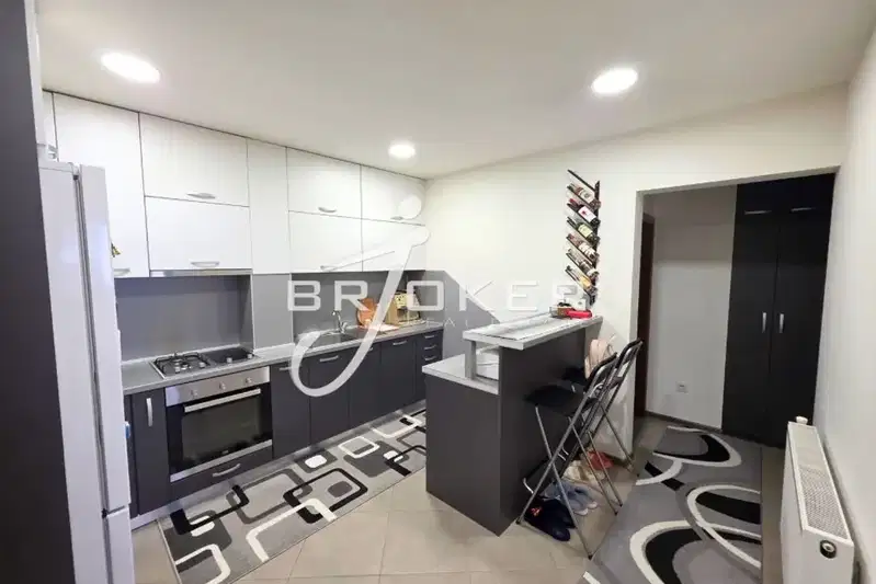 3-bedroom apartment in Kyrdjali, Vyzrojdenci