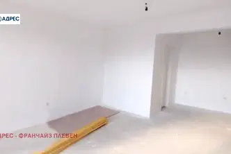 Тристаен апартамент в Ловеч, Младост