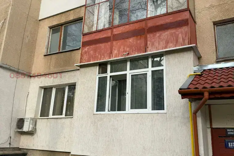 Тристаен апартамент в Монтана, Младост 1