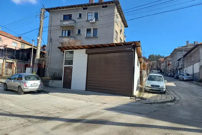 Spacious 4-room apartment in the centre of Panagyurishte with garage