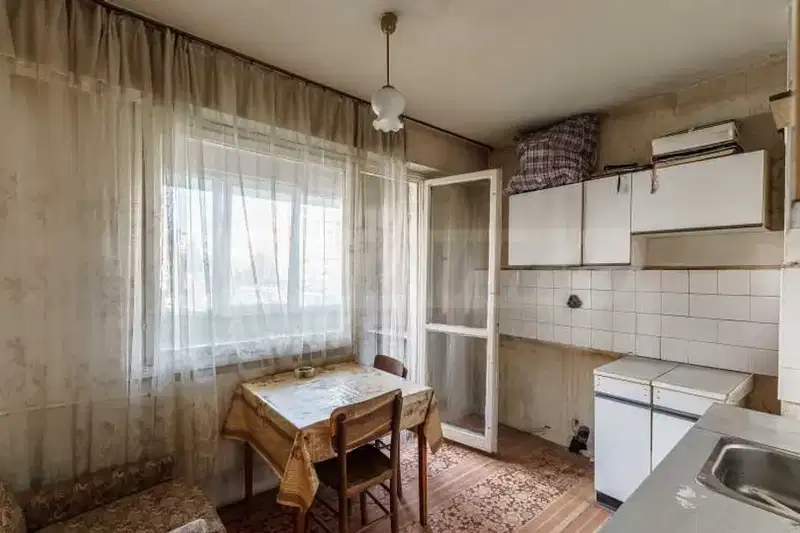 Тристаен апартамент в Перник, Изток
