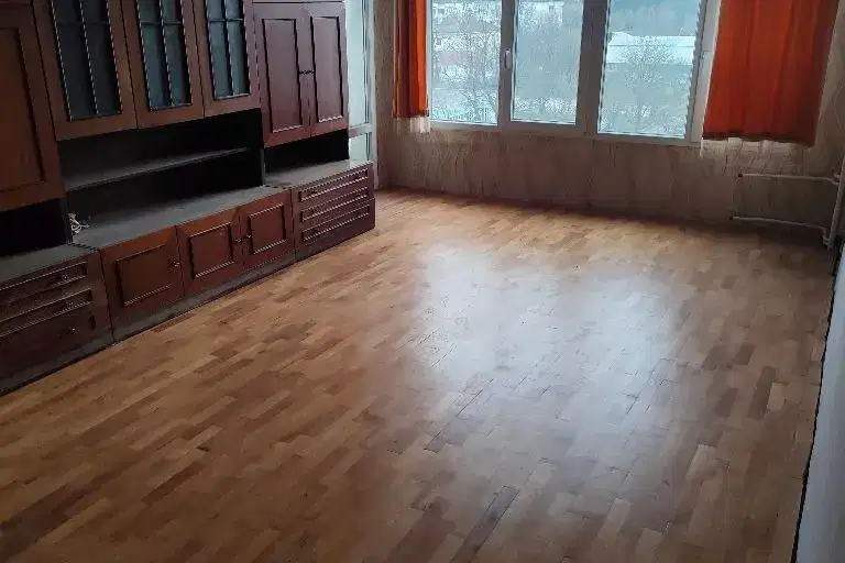 Тристаен апартамент в Перник, Изток