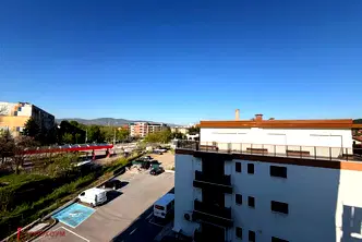 Тристаен апартамент в Перник, Изток