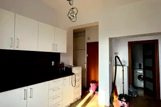 Двустаен апартамент в Център Пловдив с остъклена тераса